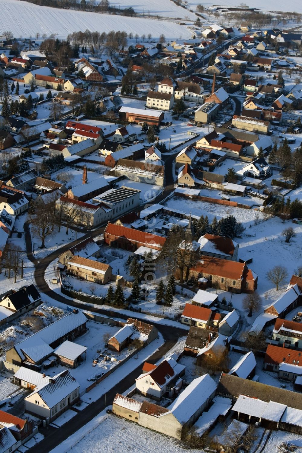 Genthin von oben - Winterlich schneebedeckte Dorf - Ansicht in Gladau im Bundesland Sachsen-Anhalt