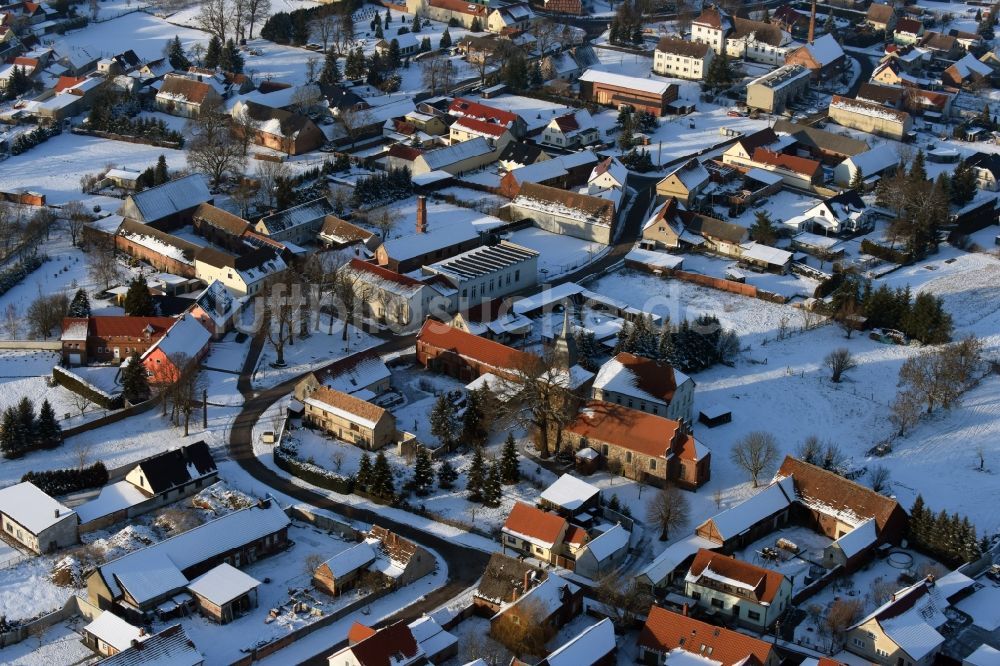 Genthin aus der Vogelperspektive: Winterlich schneebedeckte Dorf - Ansicht in Gladau im Bundesland Sachsen-Anhalt