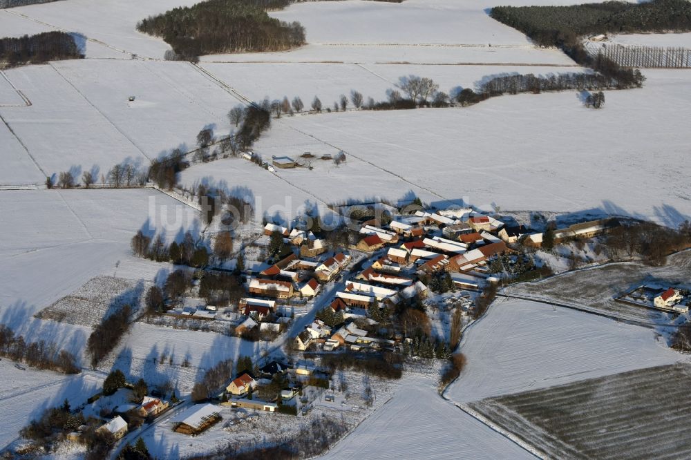 Luftaufnahme Gollwitz - Winterlich schneebedeckte Dorf - Ansicht in Gollwitz im Bundesland Brandenburg