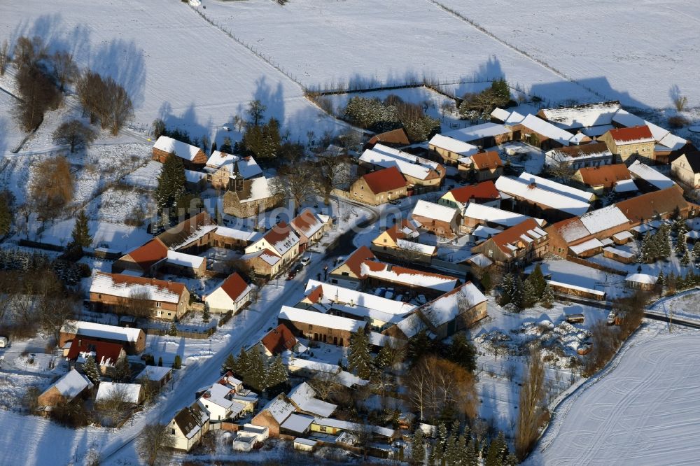 Gollwitz von oben - Winterlich schneebedeckte Dorf - Ansicht in Gollwitz im Bundesland Brandenburg