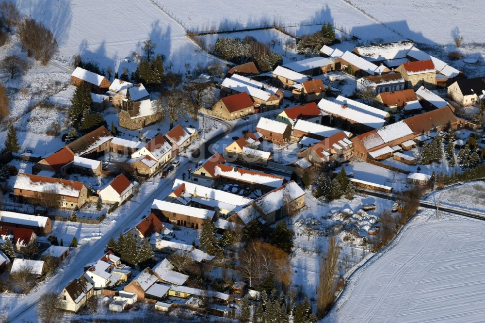 Gollwitz aus der Vogelperspektive: Winterlich schneebedeckte Dorf - Ansicht in Gollwitz im Bundesland Brandenburg