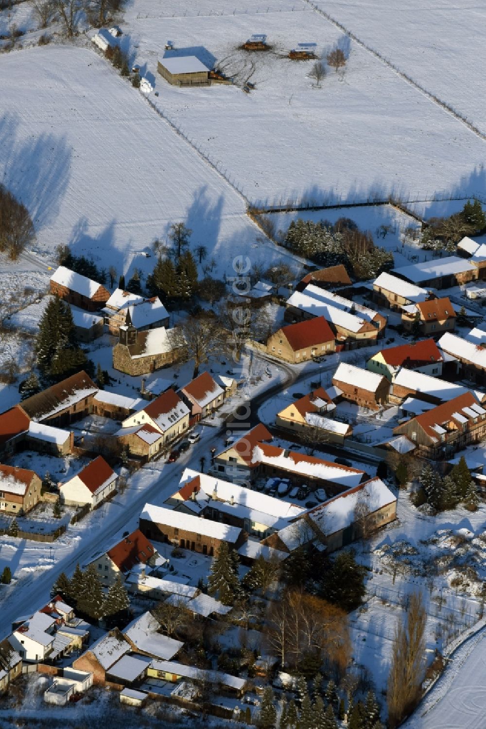 Luftaufnahme Gollwitz - Winterlich schneebedeckte Dorf - Ansicht in Gollwitz im Bundesland Brandenburg