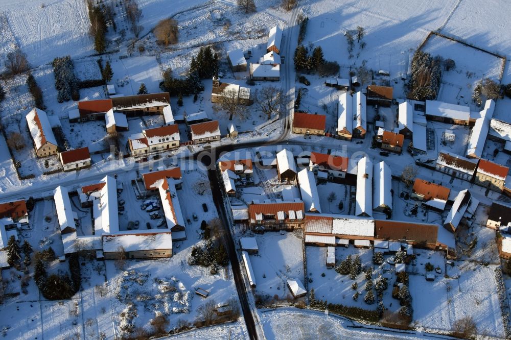 Gollwitz von oben - Winterlich schneebedeckte Dorf - Ansicht in Gollwitz im Bundesland Brandenburg