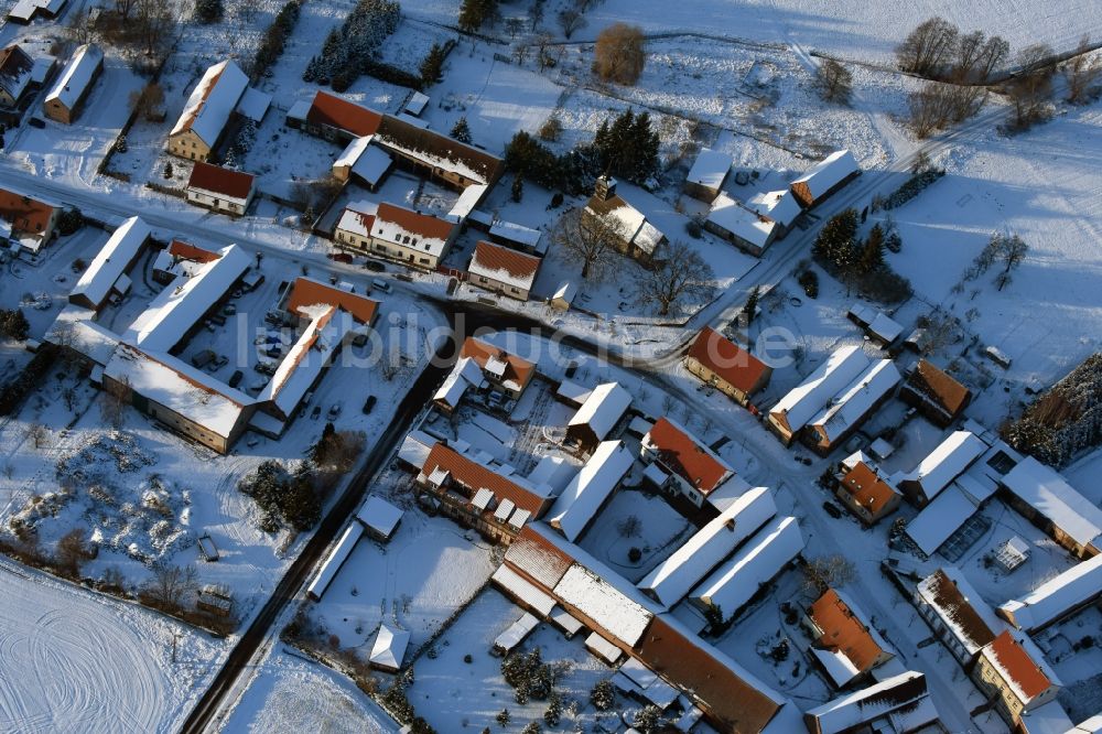 Gollwitz aus der Vogelperspektive: Winterlich schneebedeckte Dorf - Ansicht in Gollwitz im Bundesland Brandenburg