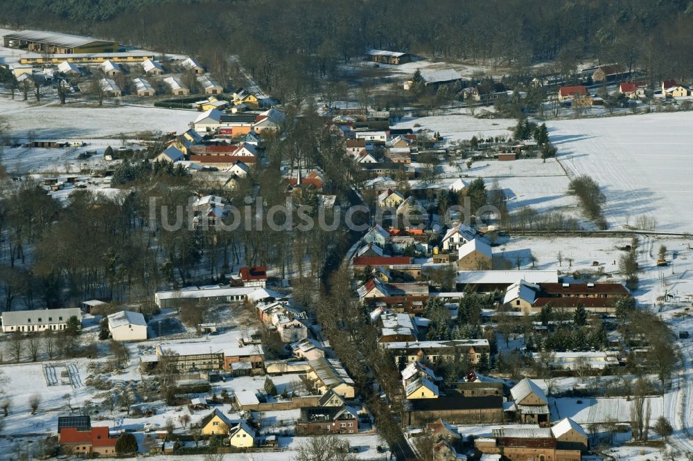 Blankenfelde-Mahlow von oben - Winterlich schneebedeckte Dorf - Ansicht in Jühnsdorf im Bundesland Brandenburg