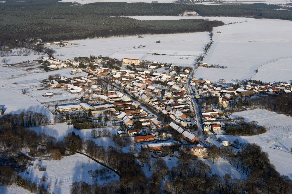 Karow von oben - Winterlich schneebedeckte Dorf - Ansicht in Karow im Bundesland Sachsen-Anhalt