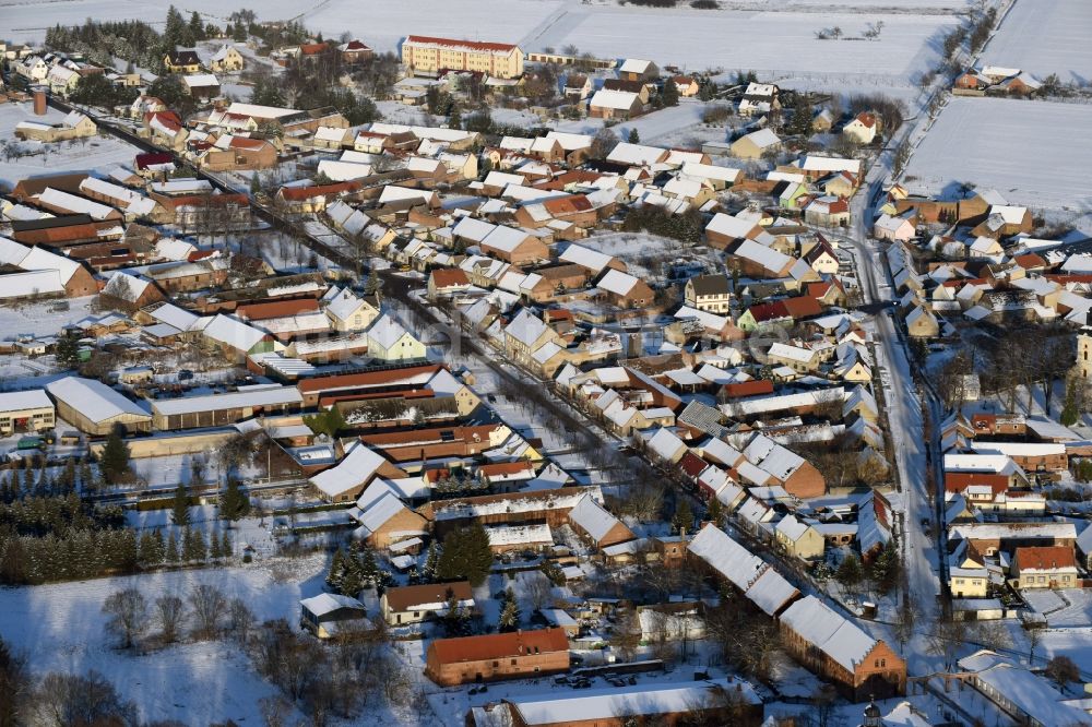 Karow von oben - Winterlich schneebedeckte Dorf - Ansicht in Karow im Bundesland Sachsen-Anhalt