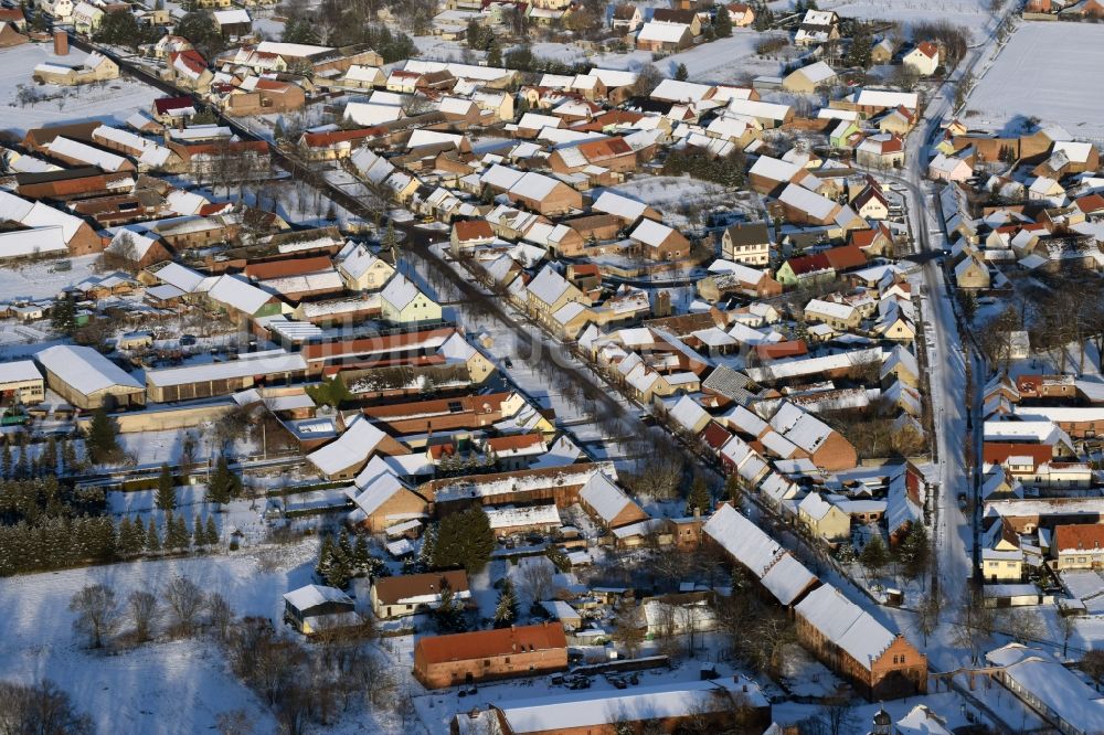 Karow aus der Vogelperspektive: Winterlich schneebedeckte Dorf - Ansicht in Karow im Bundesland Sachsen-Anhalt