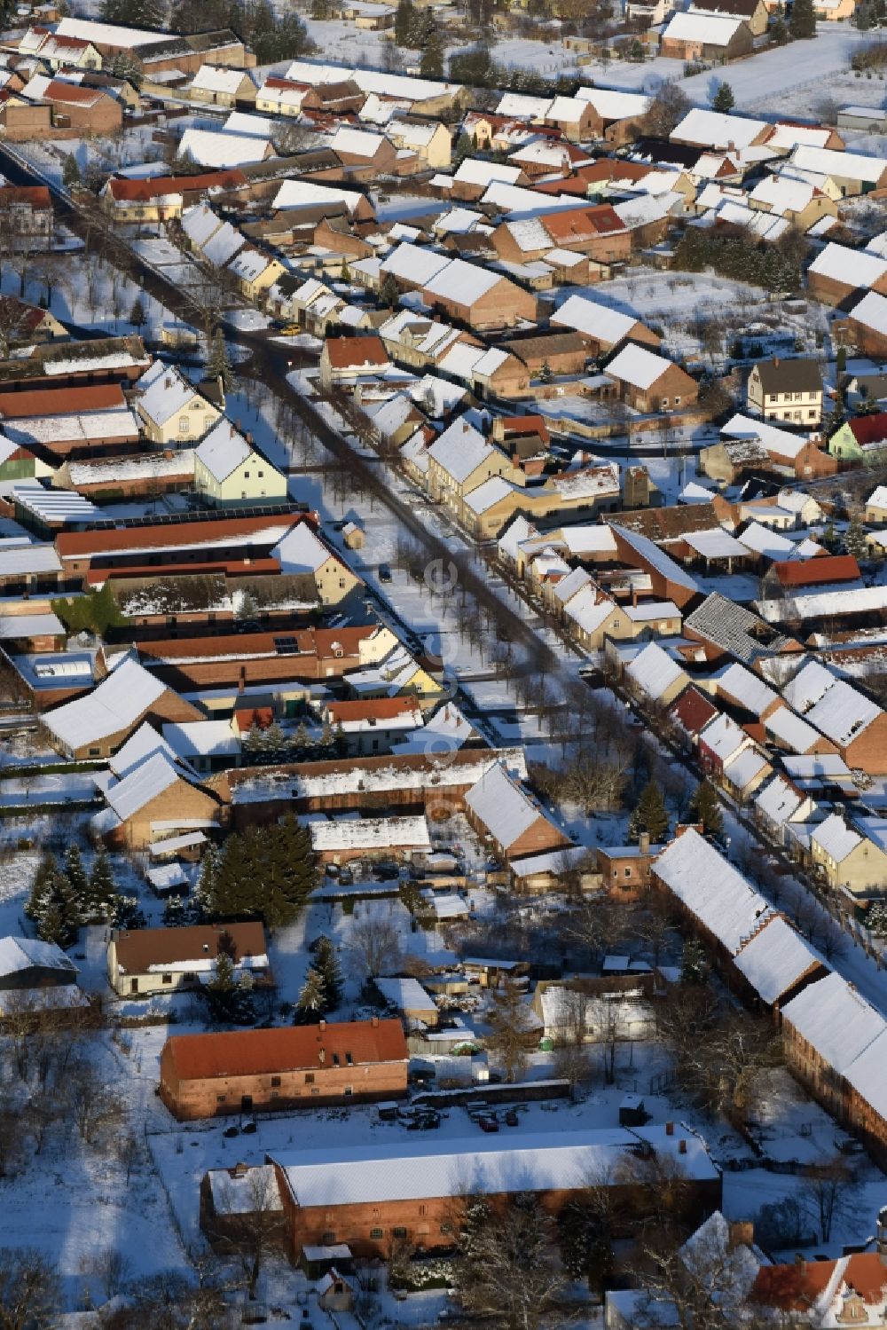 Luftbild Karow - Winterlich schneebedeckte Dorf - Ansicht in Karow im Bundesland Sachsen-Anhalt