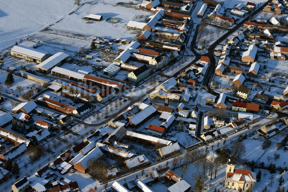 Karow aus der Vogelperspektive: Winterlich schneebedeckte Dorf - Ansicht in Karow im Bundesland Sachsen-Anhalt