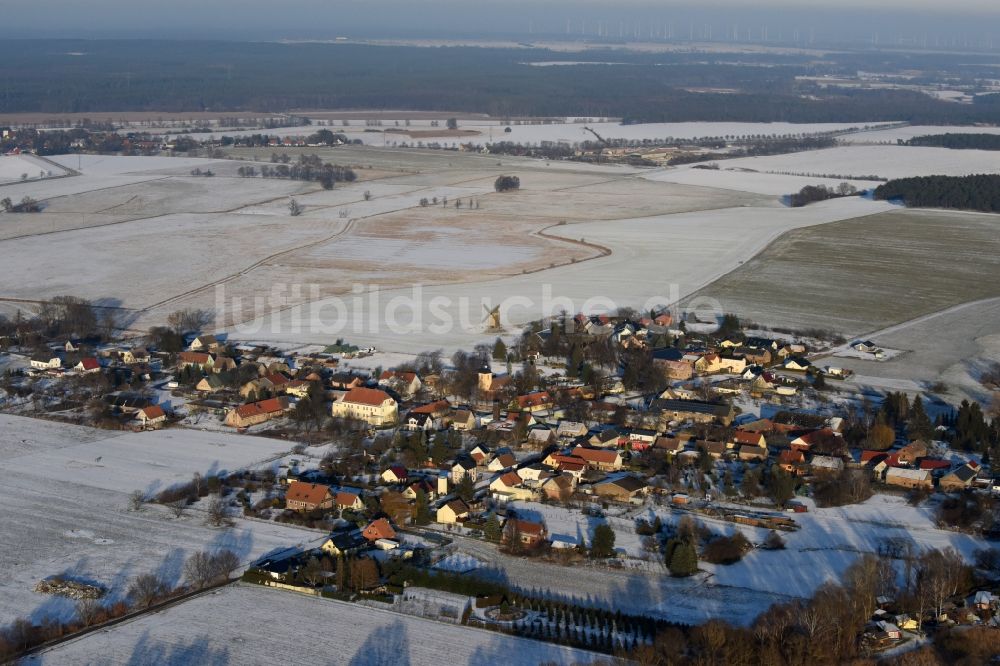 Beetzseeheide von oben - Winterlich schneebedeckte Dorf - Ansicht in Ketzür im Bundesland Brandenburg