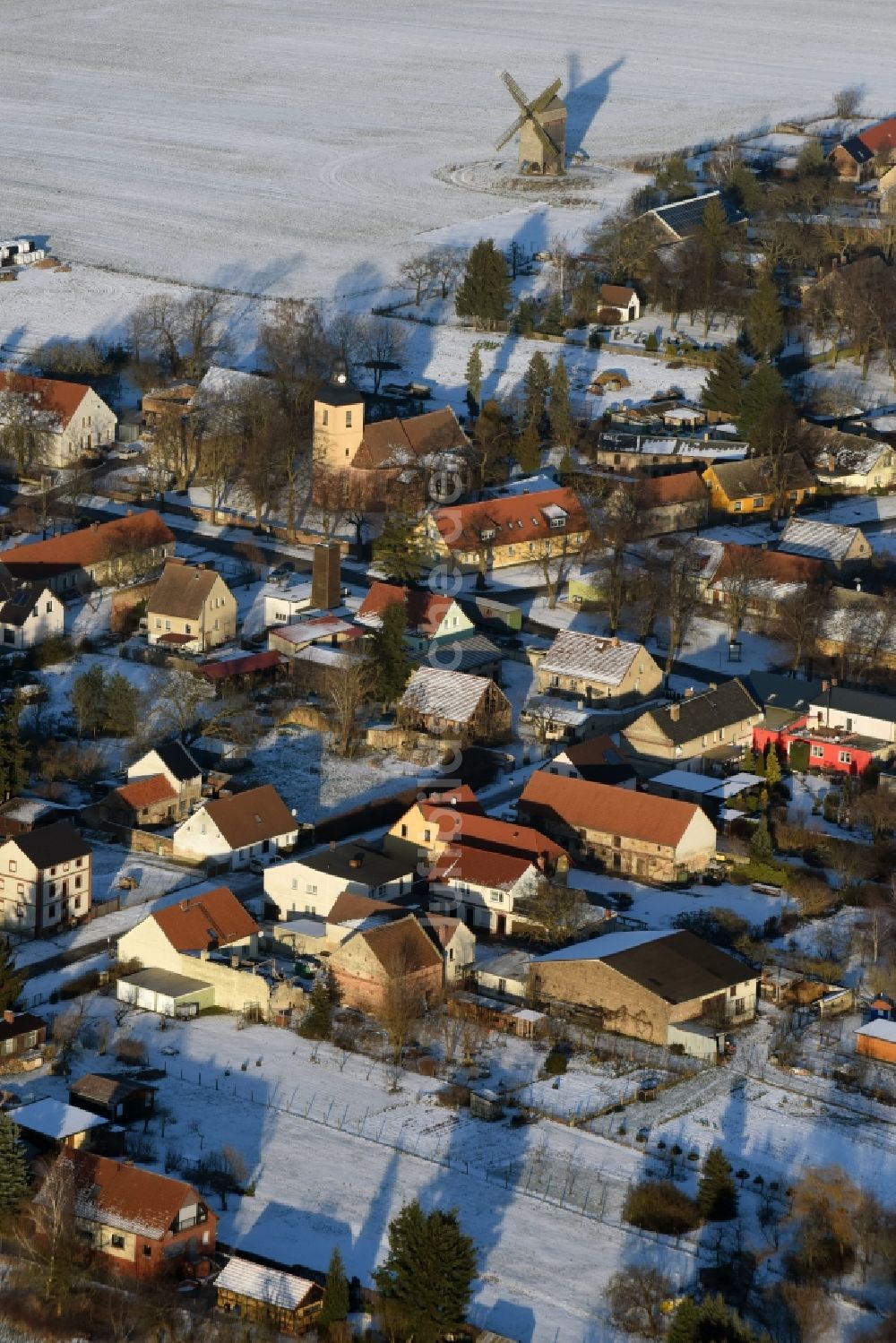 Luftbild Beetzseeheide - Winterlich schneebedeckte Dorf - Ansicht in Ketzür im Bundesland Brandenburg