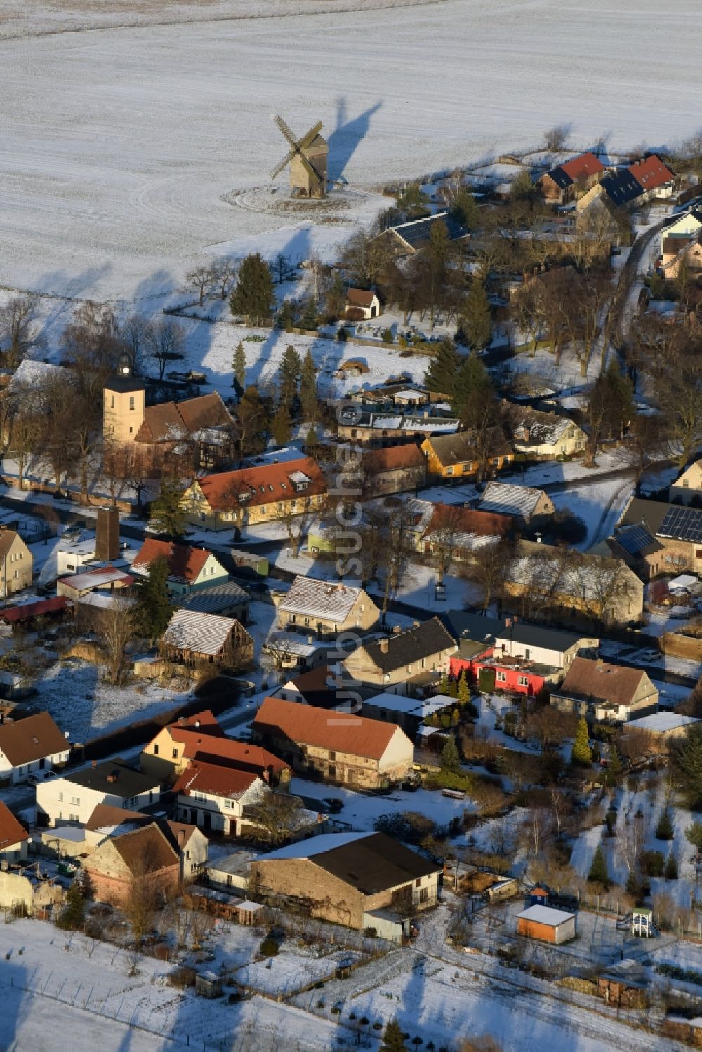 Luftaufnahme Beetzseeheide - Winterlich schneebedeckte Dorf - Ansicht in Ketzür im Bundesland Brandenburg