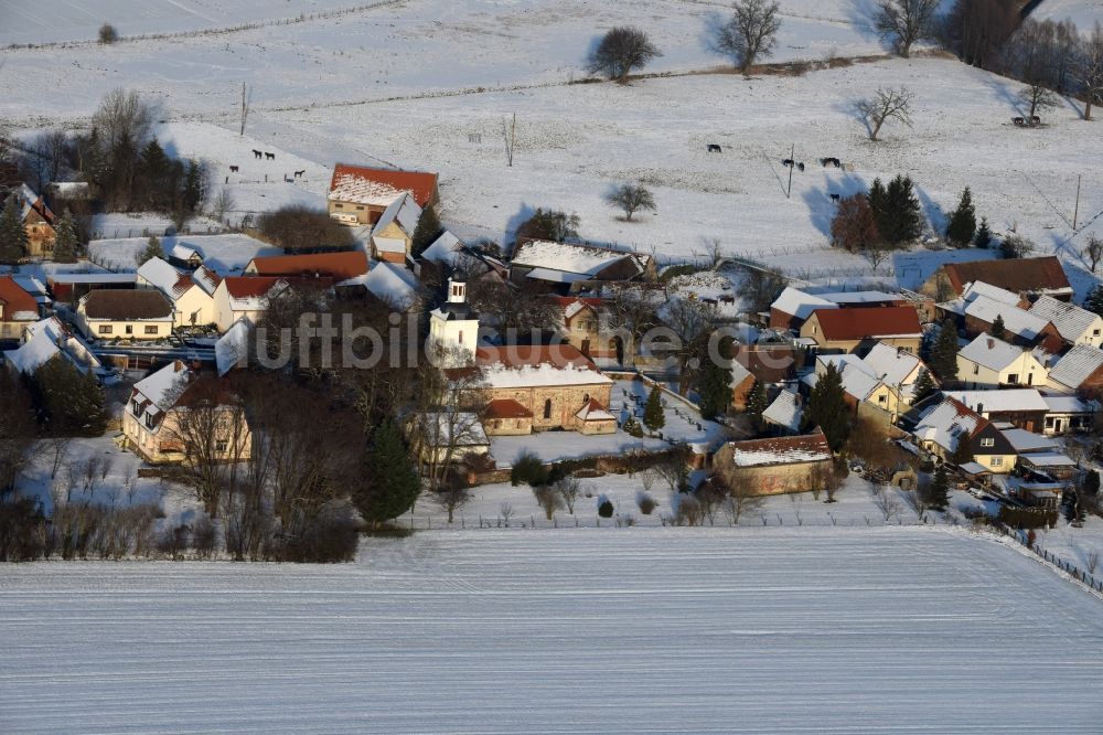 Luftaufnahme Krüssau - Winterlich schneebedeckte Dorf - Ansicht in Krüssau im Bundesland Sachsen-Anhalt