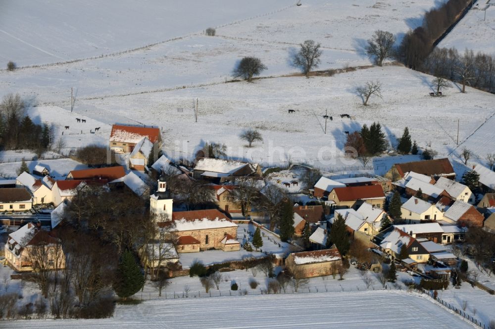 Krüssau von oben - Winterlich schneebedeckte Dorf - Ansicht in Krüssau im Bundesland Sachsen-Anhalt