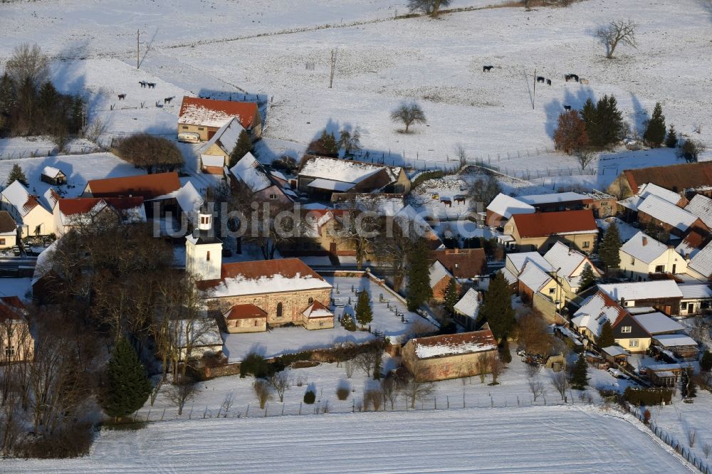 Krüssau aus der Vogelperspektive: Winterlich schneebedeckte Dorf - Ansicht in Krüssau im Bundesland Sachsen-Anhalt