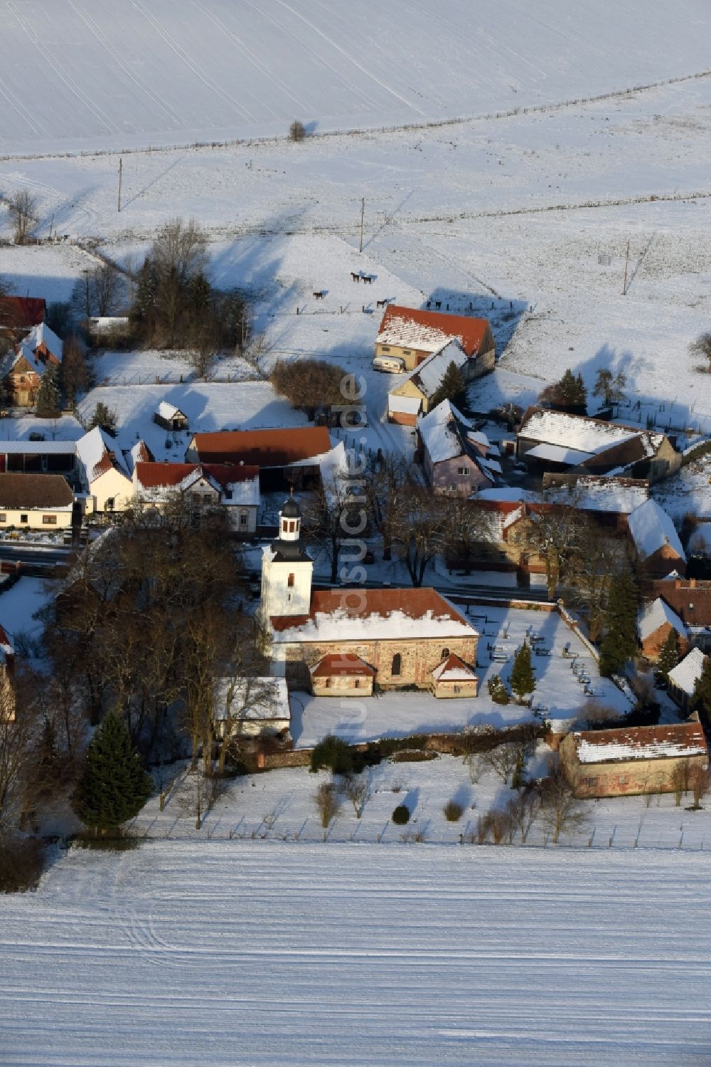 Luftbild Krüssau - Winterlich schneebedeckte Dorf - Ansicht in Krüssau im Bundesland Sachsen-Anhalt