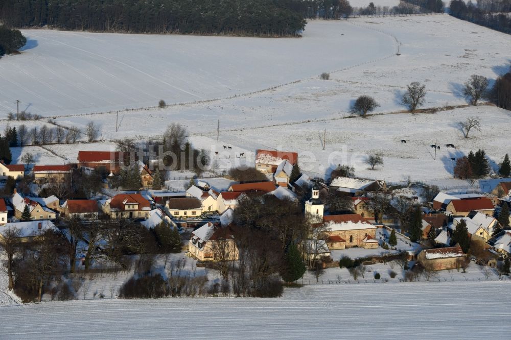 Luftaufnahme Krüssau - Winterlich schneebedeckte Dorf - Ansicht in Krüssau im Bundesland Sachsen-Anhalt