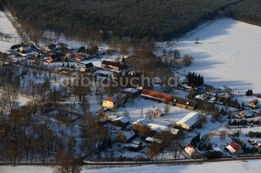 Luftaufnahme Pietzpuhl - Winterlich schneebedeckte Dorf - Ansicht in Pietzpuhl im Bundesland Sachsen-Anhalt