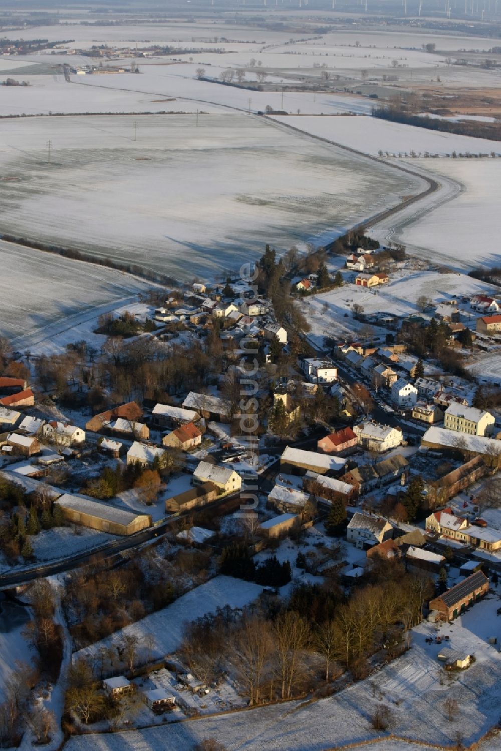 Luftbild Päwesin - Winterlich schneebedeckte Dorf - Ansicht in Päwesin im Bundesland Brandenburg