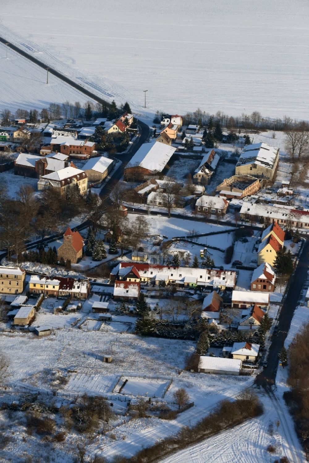 Luftaufnahme Stresow - Winterlich schneebedeckte Dorf - Ansicht in Stresow im Bundesland Sachsen-Anhalt