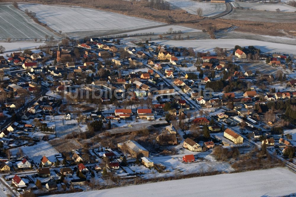 Luftaufnahme Nauen - Winterlich schneebedeckte Dorf - Ansicht in Wachow im Bundesland Brandenburg