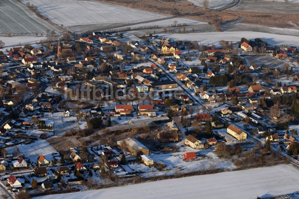 Nauen von oben - Winterlich schneebedeckte Dorf - Ansicht in Wachow im Bundesland Brandenburg