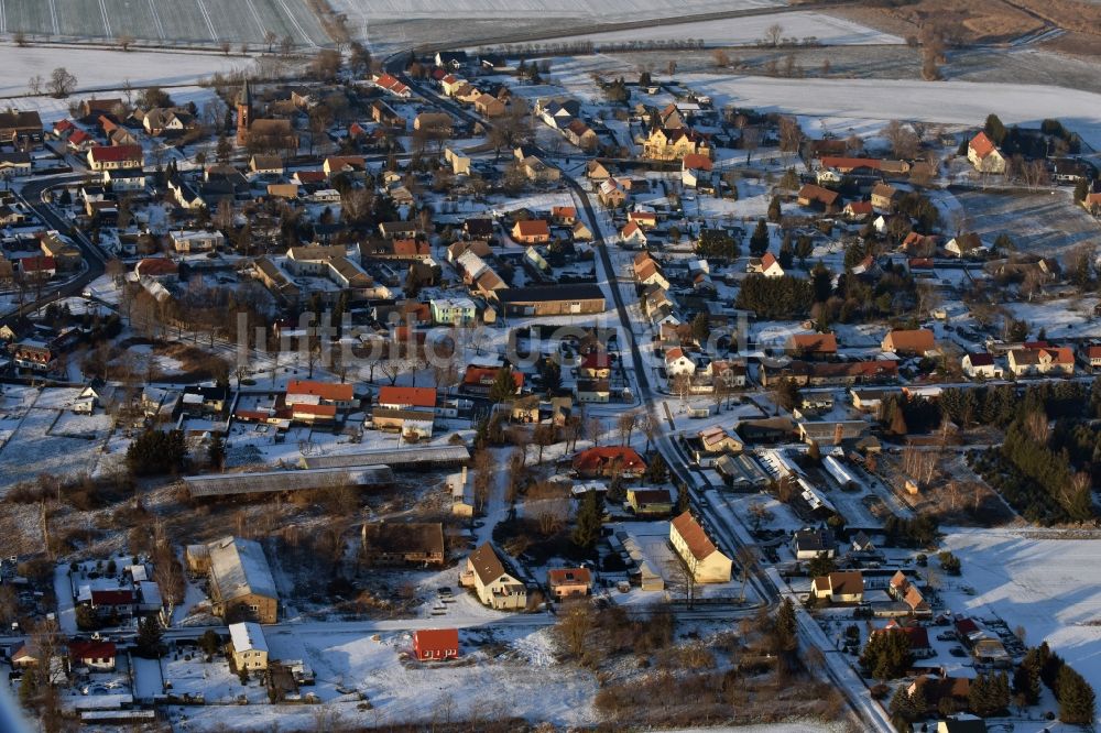 Luftaufnahme Nauen - Winterlich schneebedeckte Dorf - Ansicht in Wachow im Bundesland Brandenburg
