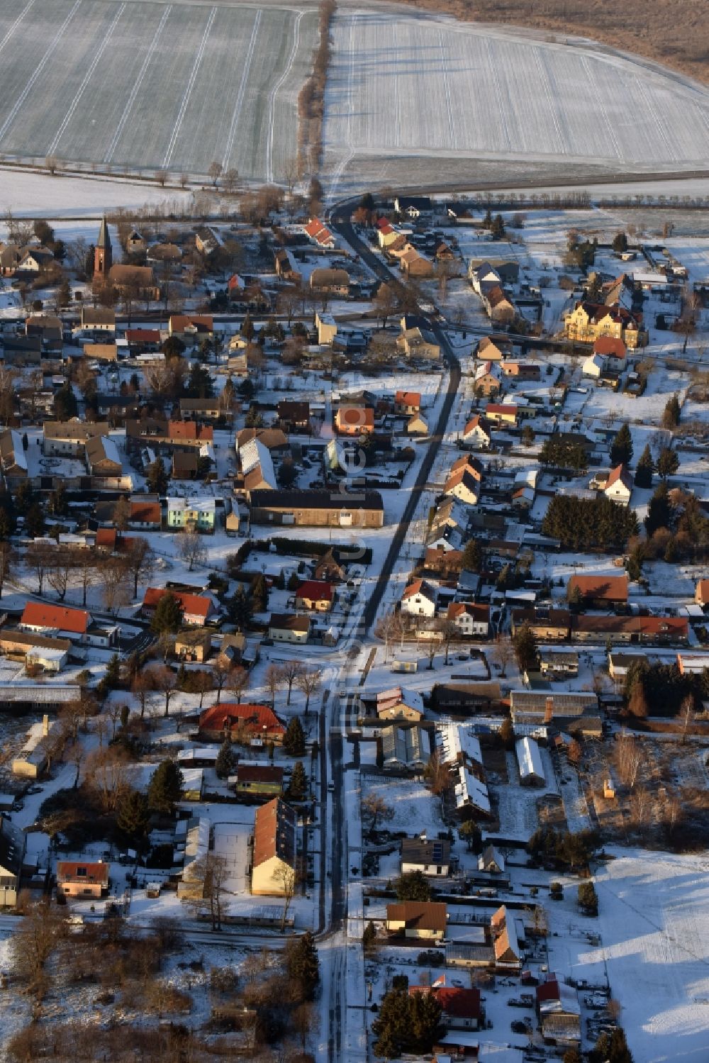 Nauen aus der Vogelperspektive: Winterlich schneebedeckte Dorf - Ansicht in Wachow im Bundesland Brandenburg