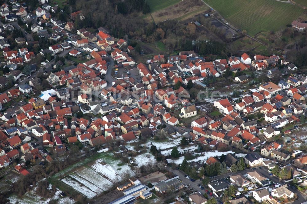 Wackernheim aus der Vogelperspektive: Winterlich schneebedeckte Dorf - Ansicht in Wackernheim im Bundesland Rheinland-Pfalz