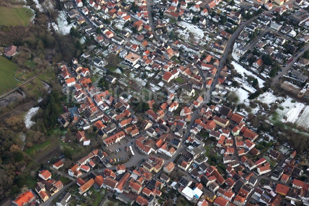 Luftaufnahme Wackernheim - Winterlich schneebedeckte Dorf - Ansicht in Wackernheim im Bundesland Rheinland-Pfalz