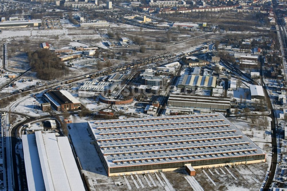 Luftbild Brandenburg an der Havel - Winterlich schneebedeckte ehemalige Produktionshallen des Stahlwerkes in Brandenburg an der Havel im Bundesland Brandenburg