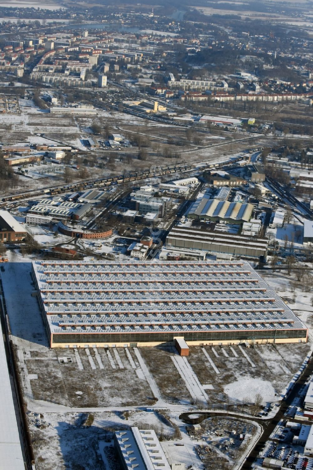 Luftaufnahme Brandenburg an der Havel - Winterlich schneebedeckte ehemalige Produktionshallen des Stahlwerkes in Brandenburg an der Havel im Bundesland Brandenburg