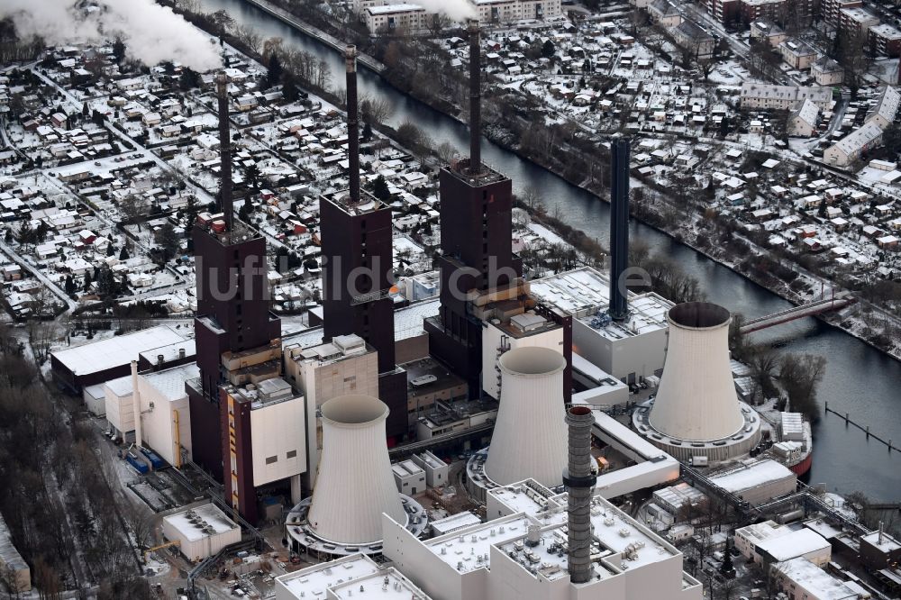 Luftaufnahme Berlin - Winterlich schneebedeckte Erweiterungs- Baustelle am Kraftwerk Berlin Lichterfelde