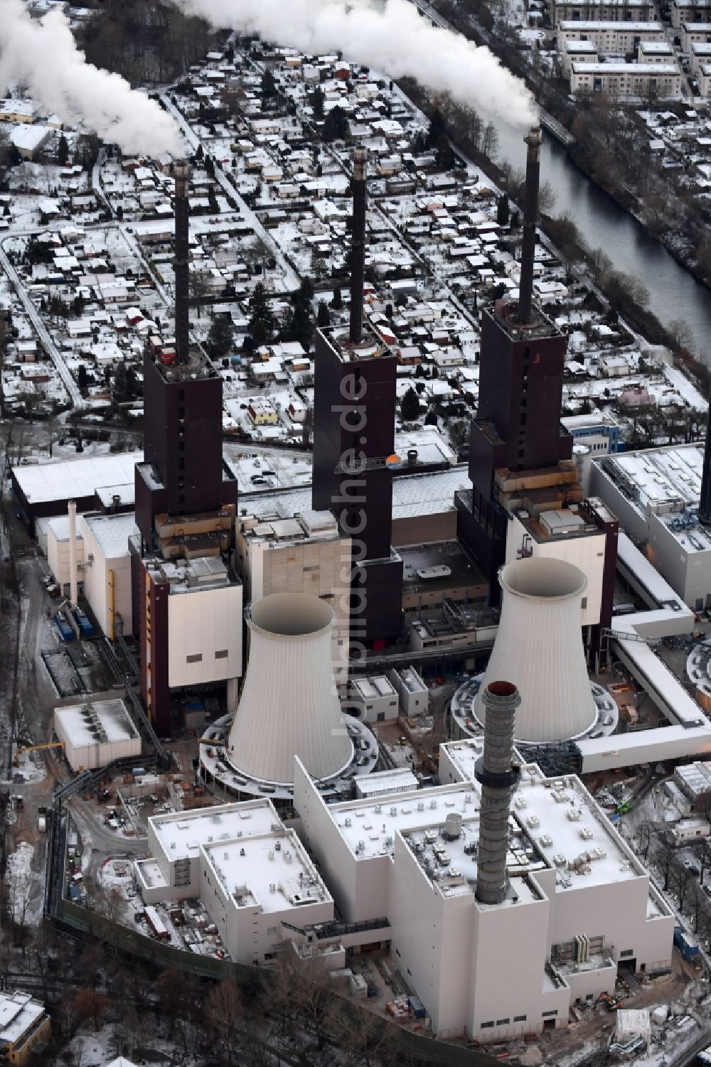 Berlin von oben - Winterlich schneebedeckte Erweiterungs- Baustelle am Kraftwerk Berlin Lichterfelde