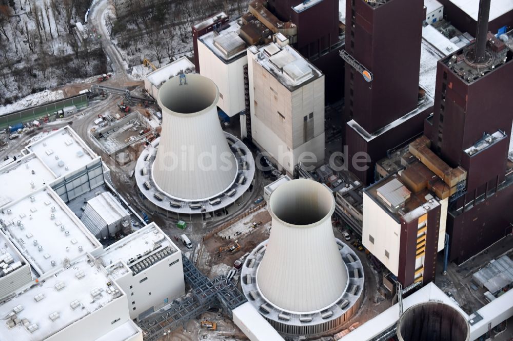 Luftaufnahme Berlin - Winterlich schneebedeckte Erweiterungs- Baustelle am Kraftwerk Berlin Lichterfelde