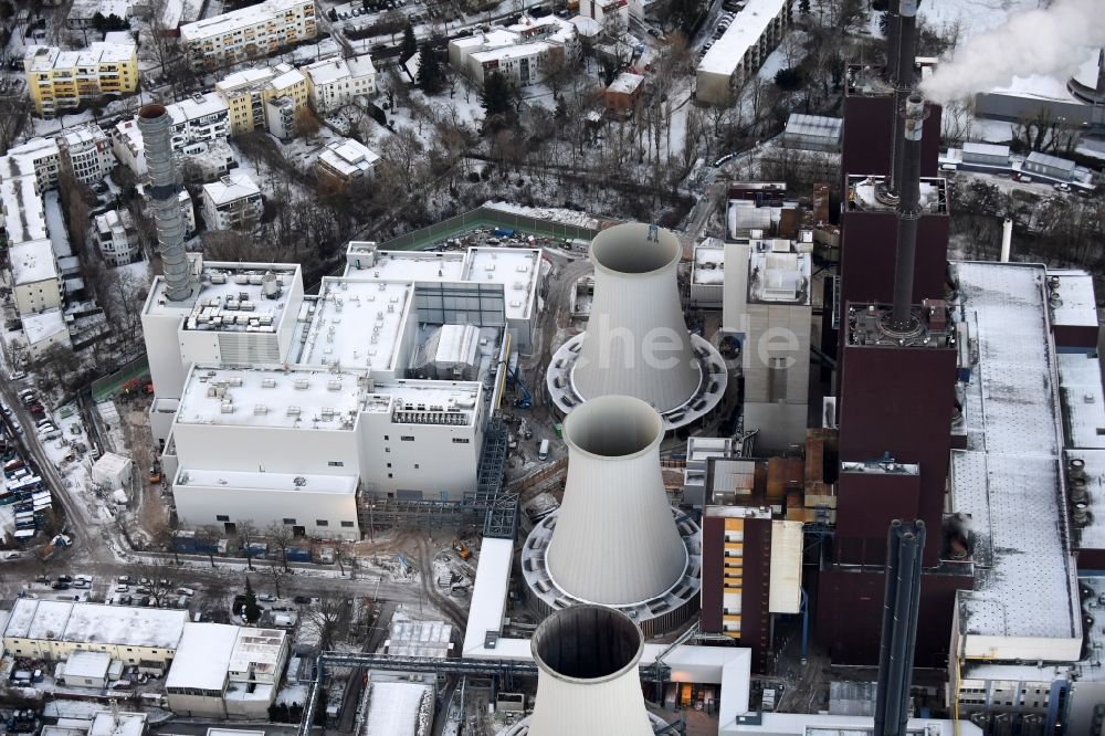 Berlin von oben - Winterlich schneebedeckte Erweiterungs- Baustelle am Kraftwerk Berlin Lichterfelde