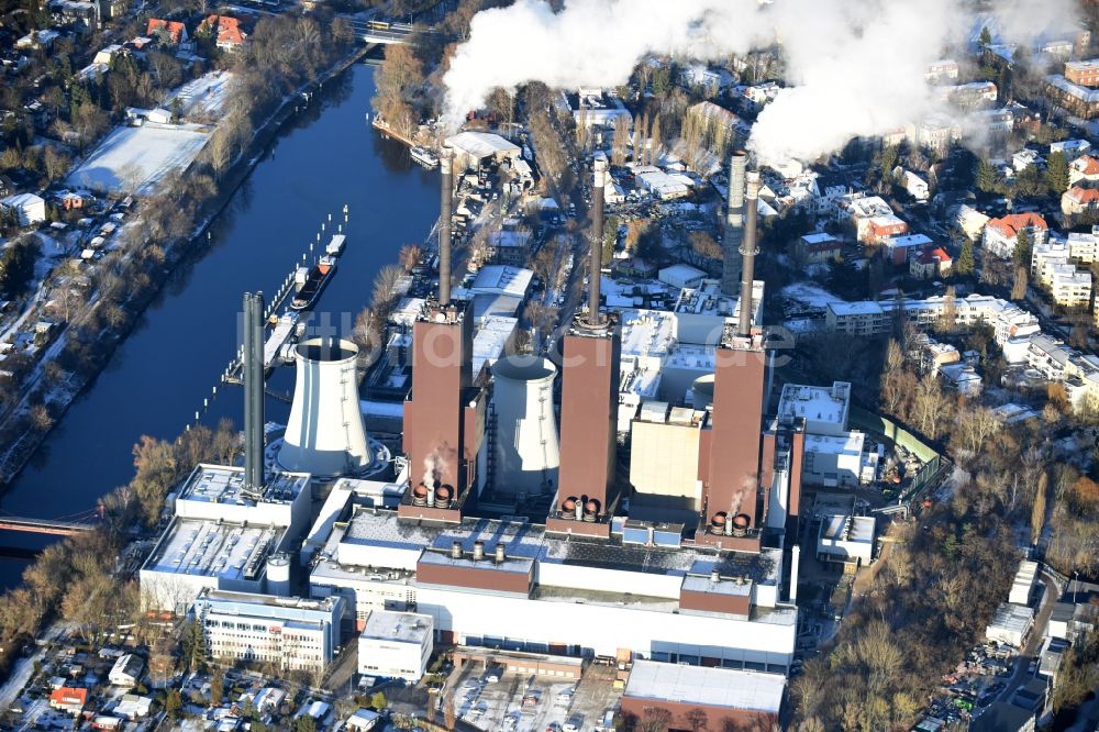 Luftbild Berlin - Winterlich schneebedeckte Erweiterungs- Baustelle am Kraftwerk Berlin Lichterfelde