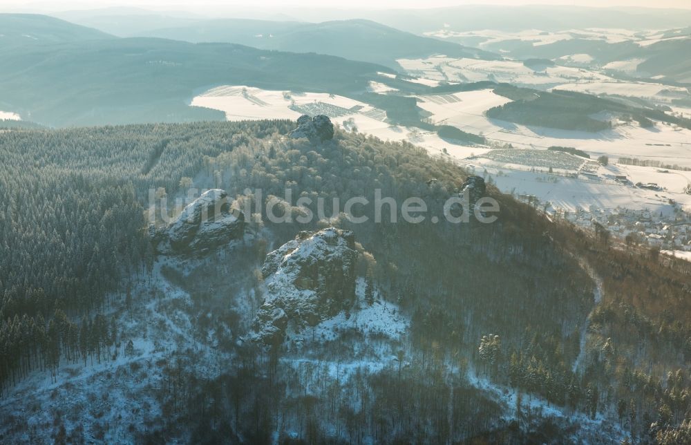 Luftbild Olsberg - Winterlich schneebedeckte Felsformation Bruchhauser Steine bei Bruchhausen bei Brilon im Bundesland Nordrhein-Westfalen