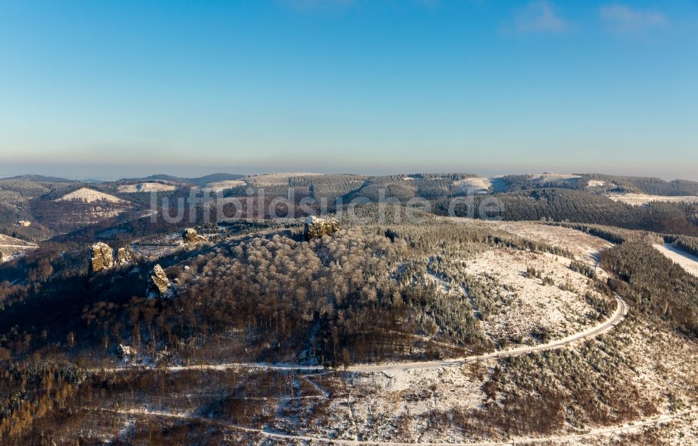 Luftaufnahme Olsberg - Winterlich schneebedeckte Felsformation Bruchhauser Steine bei Bruchhausen bei Brilon im Bundesland Nordrhein-Westfalen