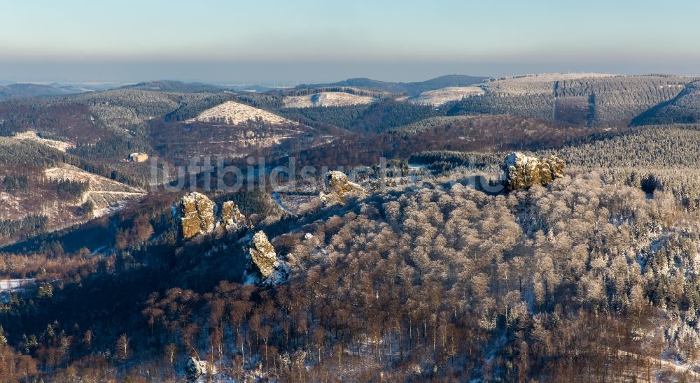 Olsberg von oben - Winterlich schneebedeckte Felsformation Bruchhauser Steine bei Bruchhausen bei Brilon im Bundesland Nordrhein-Westfalen
