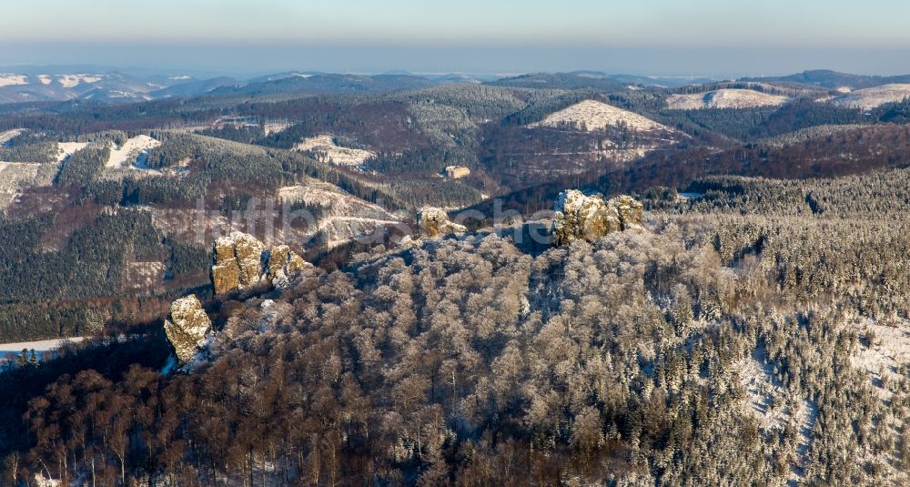 Luftbild Olsberg - Winterlich schneebedeckte Felsformation Bruchhauser Steine bei Bruchhausen bei Brilon im Bundesland Nordrhein-Westfalen