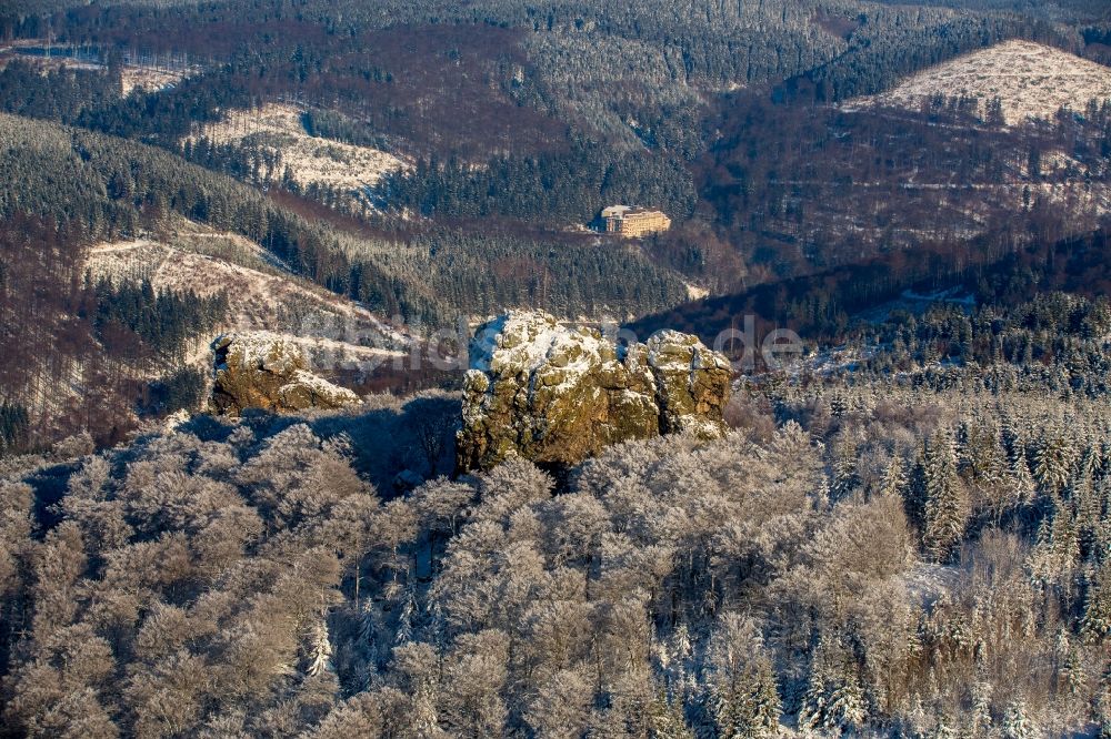 Luftaufnahme Olsberg - Winterlich schneebedeckte Felsformation Bruchhauser Steine bei Bruchhausen bei Brilon im Bundesland Nordrhein-Westfalen