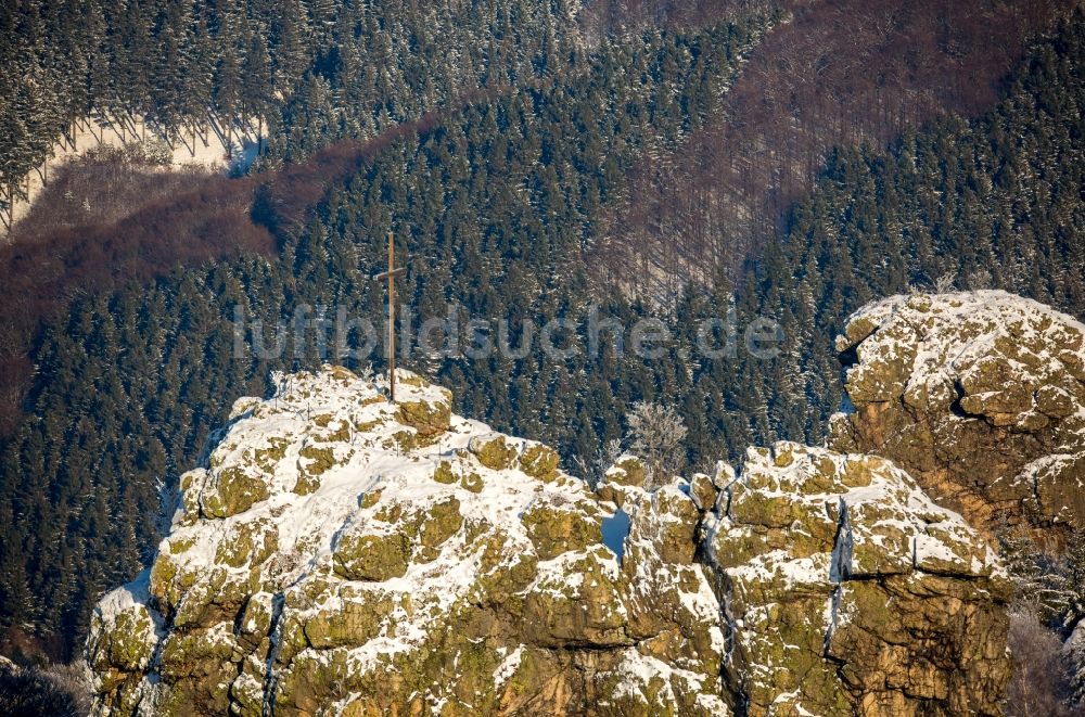 Olsberg aus der Vogelperspektive: Winterlich schneebedeckte Felsformation Bruchhauser Steine bei Bruchhausen bei Brilon im Bundesland Nordrhein-Westfalen