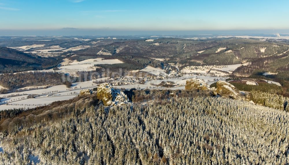 Olsberg von oben - Winterlich schneebedeckte Felsformation Bruchhauser Steine bei Bruchhausen bei Brilon im Bundesland Nordrhein-Westfalen