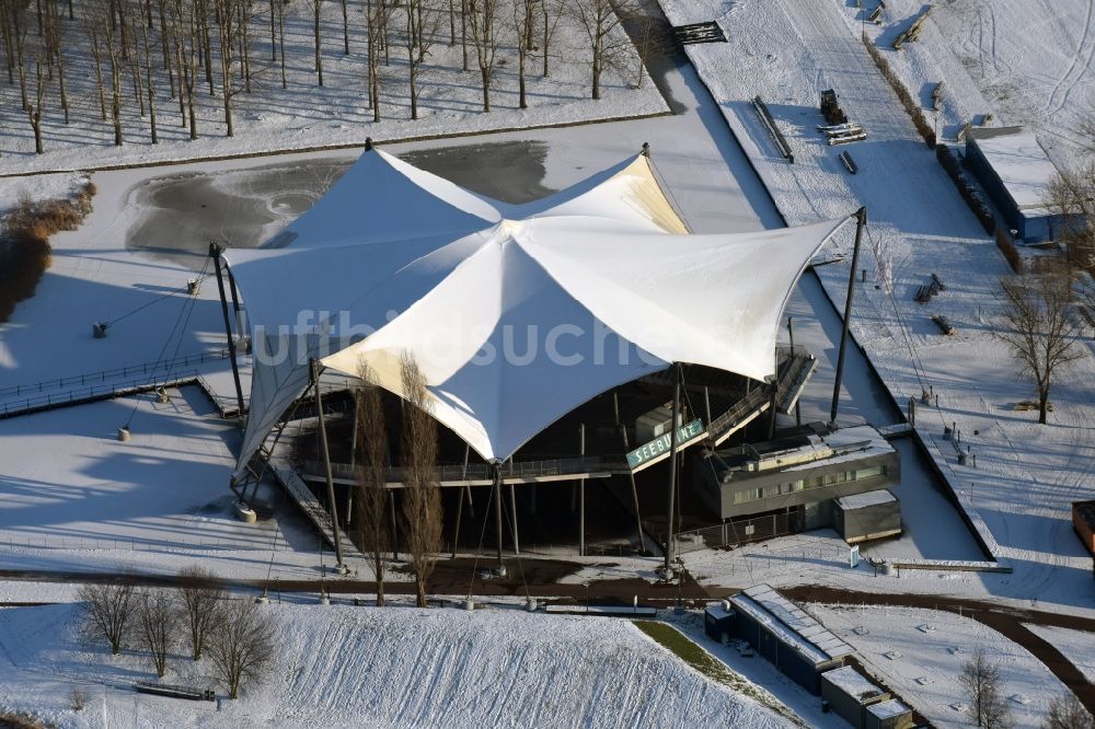 Luftaufnahme Magdeburg - Winterlich schneebedeckte Freilichtbühne Seebühne im Elbauenpark in Magdeburg im Bundesland Sachsen-Anhalt