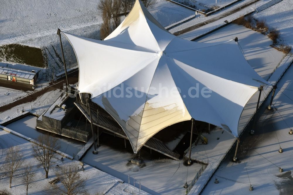 Luftbild Magdeburg - Winterlich schneebedeckte Freilichtbühne Seebühne im Elbauenpark in Magdeburg im Bundesland Sachsen-Anhalt