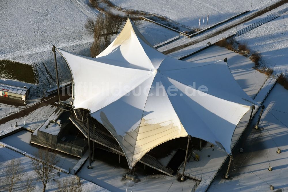 Luftaufnahme Magdeburg - Winterlich schneebedeckte Freilichtbühne Seebühne im Elbauenpark in Magdeburg im Bundesland Sachsen-Anhalt