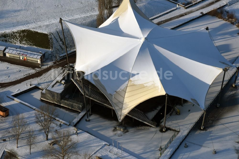 Magdeburg von oben - Winterlich schneebedeckte Freilichtbühne Seebühne im Elbauenpark in Magdeburg im Bundesland Sachsen-Anhalt