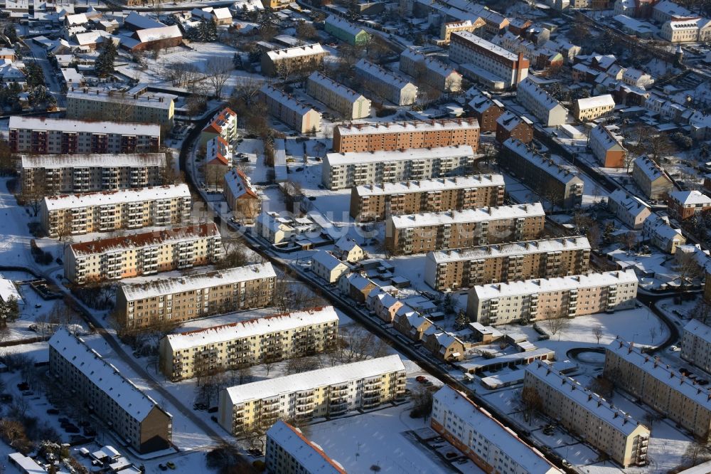 Luftaufnahme Burg - Winterlich schneebedeckte Gebäude des Wohnblockes an der Wilhelm-Kuhr-Straße in Burg im Bundesland Sachsen-Anhalt